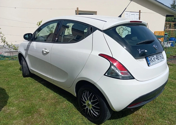 Lancia Ypsilon cena 25900 przebieg: 65460, rok produkcji 2014 z Krosno małe 22